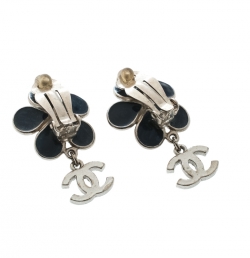 Pre Owned أقراط شانيل جريبوا زرقاء لؤلؤ صناعي وردة بمشابك