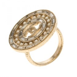 مملوكة مسبقًا Chanel CC Crystal & Faux Pearl Embellished Gold Tone Circular Ring Size 50.5
