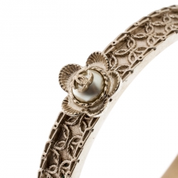 مملوكة مسبقًا Chanel CC Floral Faux Pearl Embedded Filigree Gold Tone Bangle Bracelet