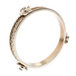 مملوكة مسبقًا Chanel CC Floral Faux Pearl Embedded Filigree Gold Tone Bangle Bracelet