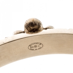 مملوكة مسبقًا Chanel CC Floral Faux Pearl Embedded Filigree Gold Tone Bangle Bracelet