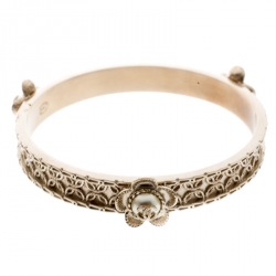 مملوكة مسبقًا Chanel CC Floral Faux Pearl Embedded Filigree Gold Tone Bangle Bracelet