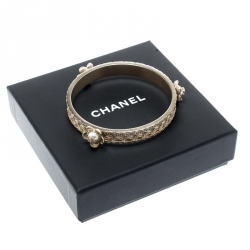 مملوكة مسبقًا Chanel CC Floral Faux Pearl Embedded Filigree Gold Tone Bangle Bracelet