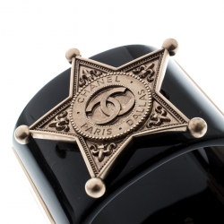 مملوكة مسبقًا سوار شانيل شريف ستار أسود ذهبي اللون عريض