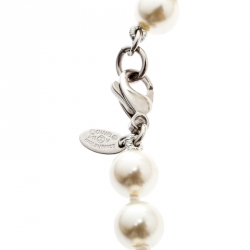 مملوكة مسبقًا Chanel Faux Pearl CC Link Silver Tone Necklace 