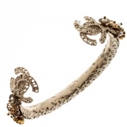 مملوكة مسبقًا Chanel CC Faux Pearl Floral Engraved Gold Tone Open Cuff Bracelet