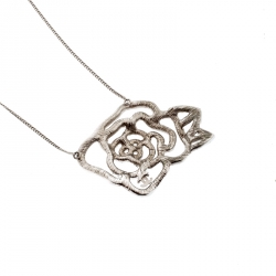 Pre Owned قلادة شانيل وردة كريستال فضية 