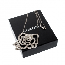 Pre Owned قلادة شانيل وردة كريستال فضية 