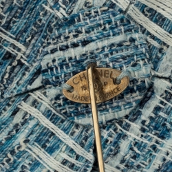 مملوكة مسبقًا بروش شانيل أزرق كاميليا تويد ذهبي اللون