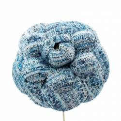 مملوكة مسبقًا بروش شانيل أزرق كاميليا تويد ذهبي اللون