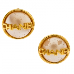 مملوكة مسبقًا Chanel Vintage Faux Pearl Gold Tone Round Clip-on Stud Earrings