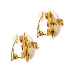 مملوكة مسبقًا Chanel Vintage Faux Pearl Gold Tone Round Clip-on Stud Earrings