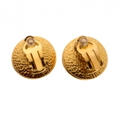 مملوكة مسبقًا Chanel Vintage Faux Pearl Gold Tone Round Clip-on Stud Earrings