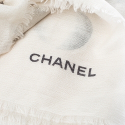 Pre Owned شال شانيل  CC مطبوع سفير و كاميليا كشمير حرير بيج