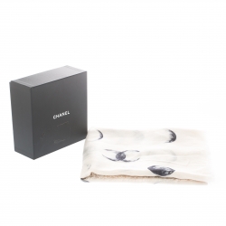 Pre Owned شال شانيل  CC مطبوع سفير و كاميليا كشمير حرير بيج