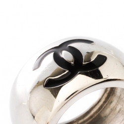 Pre Owned خاتم شانيل CC قلب راتنج فضي اللون وأسود مقاس 55