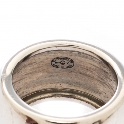 Pre Owned خاتم شانيل CC قلب راتنج فضي اللون وأسود مقاس 55