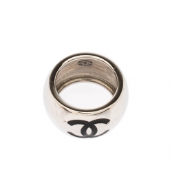 Pre Owned خاتم شانيل CC قلب راتنج فضي اللون وأسود مقاس 55