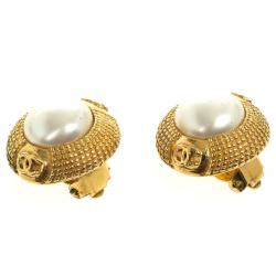 مملوكة مسبقًا Chanel Vintage Faux Pearl Gold Tone Earrings