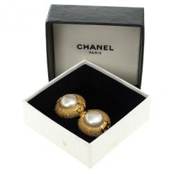 مملوكة مسبقًا Chanel Vintage Faux Pearl Gold Tone Earrings