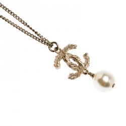 Pre Owned قلادة شانيل CC كريستال لؤلؤ صناعي ذهبية اللون