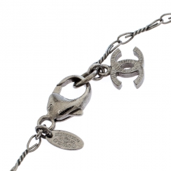 مملوكة مسبقًا قلادة شاانيل CC كريستال باغيت بدلاية فضية اللون