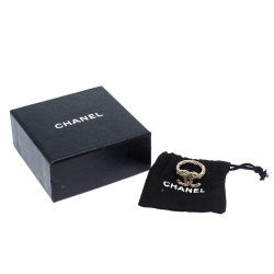 مملو كة مسبقًا Chanel Pale Gold Tone Crystal Twist CC Ring Size EU 53