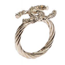 مملوكة مسبقًا Chanel Pale Gold Tone Crystal Twist CC Ring Size EU 53