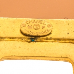 مملوكة مسبقًا بروش شانيل غريبويكس وردي مزين CC مشبك ذهبي اللون 