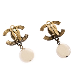 مملوكة مسبقًا Chanel CC Faux Pearl Textured Gold Tone Drop Earrings