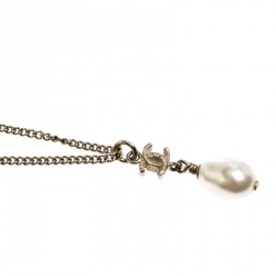 Pre Owned قلادة شانيل CC دلاية لون ذهبي لؤلؤ صناعي 