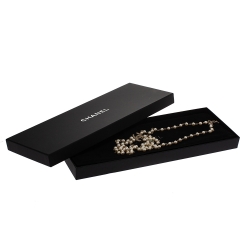 Pre Owned قلادة شانيل طويلة مزينة بحليات شعار الماركة سي سي و لؤلؤ صناعي و خرز ذهبي اللون