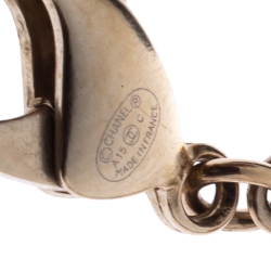 Pre Owned قلادة شانيل طويلة مزينة بحليات شعار الماركة سي سي و لؤلؤ صناعي و خرز ذهبي اللون