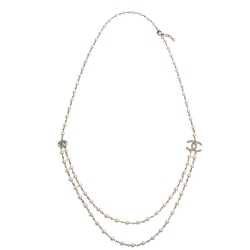 Pre Owned قلادة شانيل طويلة مزينة بحليات شعار الماركة سي سي و لؤلؤ صناعي و خرز ذهبي اللون