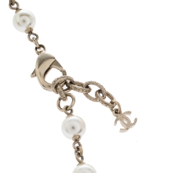 Pre Owned قلادة شانيل طويلة مزينة بحليات شعار الماركة سي سي و لؤلؤ صناعي و خرز ذهبي اللون