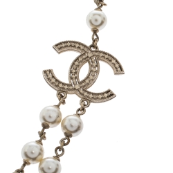 Pre Owned قلادة شانيل طويلة مزينة بحليات شعار الماركة سي سي و لؤلؤ صناعي و خرز ذهبي اللون