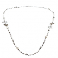 Pre Owned قلادة شانيل "ستاشيون" طويلة بحليات شعار الماركة سي سي و كريستال و إينامل و لؤلؤ صناعي و خرز و معدن فضي اللون