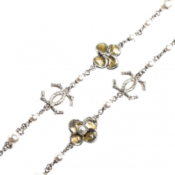 Pre Owned قلادة شانيل "ستاشيون" طويلة بحليات شعار الماركة سي سي و كريستال و إينامل و لؤلؤ صناعي و خرز و معدن فضي اللون