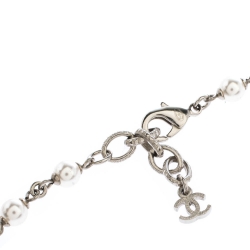 Pre Owned قلادة شانيل "ستاشيون" طويلة بحليات شعار الماركة سي سي و كريستال و إينامل و لؤلؤ صناعي و خرز و معدن فضي اللون