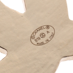 مملوكة مسبقًا Chanel CC Green Enamel Gold Tone Pin Brooch