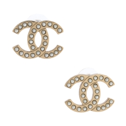 Pre Owned أقراط شانيل شعار الماركة سي سي ذهبي اللون و مرصعة لؤلؤ صناعي ببريمة 