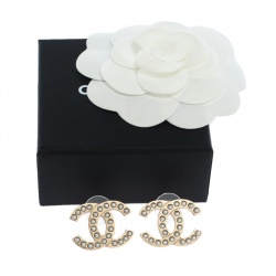 Pre Owned أقراط شانيل شعار الماركة سي سي ذهبي اللون و مرصعة لؤلؤ صناعي ببريمة 