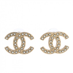 Pre Owned أقراط شانيل شعار الماركة سي سي ذهبي اللون و مرصعة لؤلؤ صناعي ببريمة 