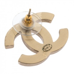 Pre Owned أقراط شانيل شعار الماركة سي سي ذهبي اللون و مرصعة لؤلؤ صناعي ببريمة 