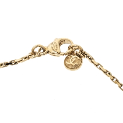 Pre Owned قلادة شانيل دلاية سي سي ذهبية اللون مرصعة بالكريستال