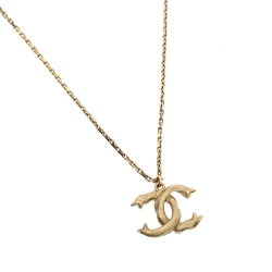 Pre Owned قلادة شانيل دلاية سي سي ذهبية ال لون مرصعة بالكريستال