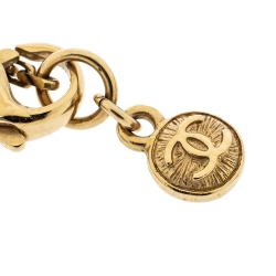 Pre Owned قلادة شانيل دلاية سي سي ذهبية اللون مرصعة بالكريستال