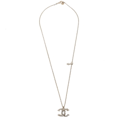 Pre Owned قلادة شانيل دلاية سي سي ذهبية اللون مرصعة بالكريستال