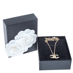 Pre Owned قلادة شانيل دلاية سي سي ذهبية اللون مرصعة بالكريستال