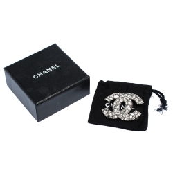 Pre Owned بروش شانيل سي سي مزخرف بكريستال فضي 